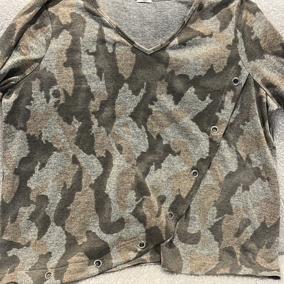 Studio 1886 Womens Plus Size Gray Camouflage V Neck Sweater with Silver 3X - Picture 9 of 13